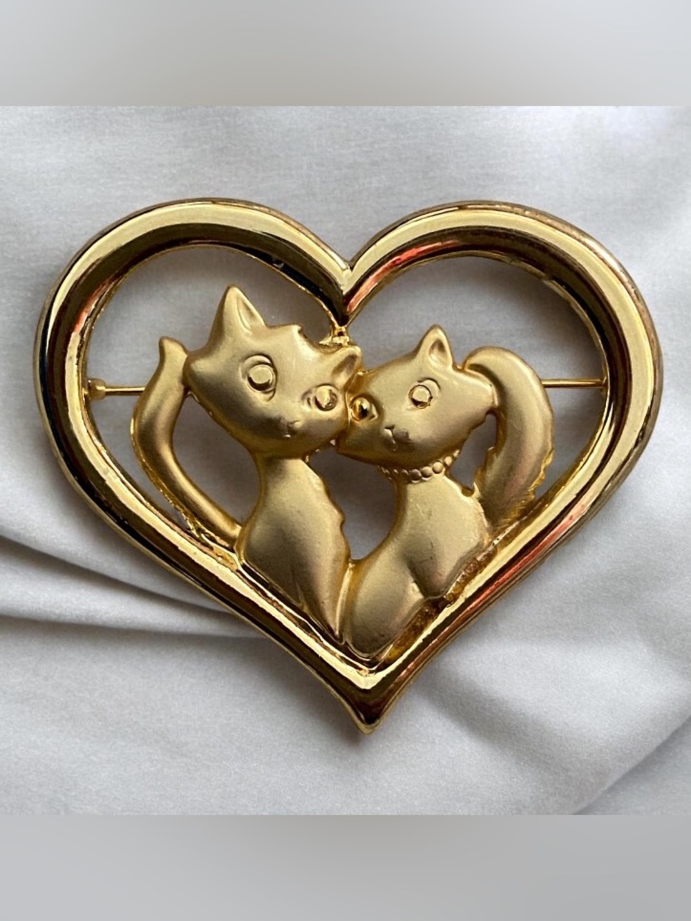 VTG Danecraft goldtone cats in a heart brooch